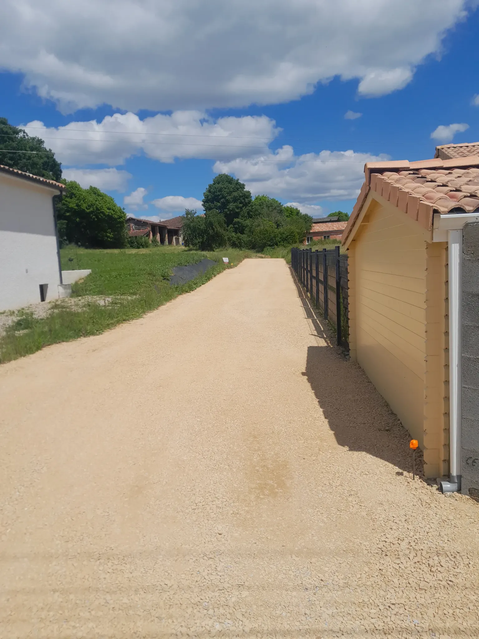 Chemin d'accès en calcaire à Bondigoux