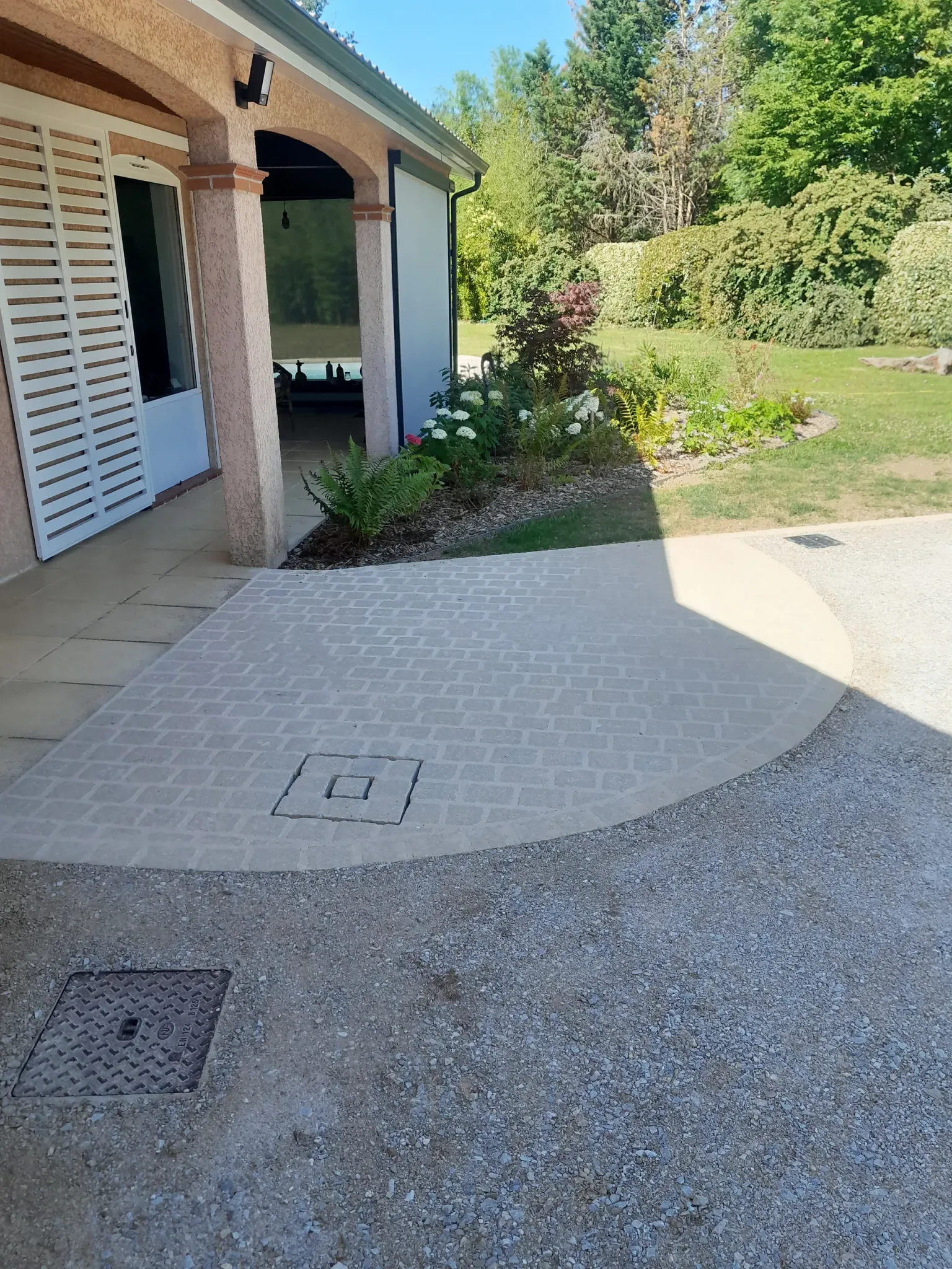 Terrasse et bordures en pavés à Bessières