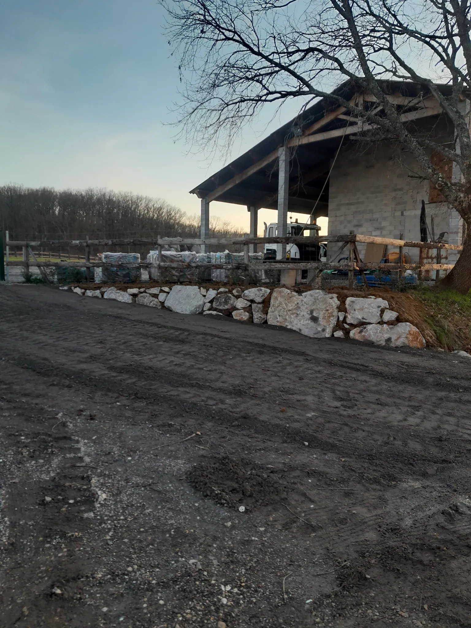 Enrochement de soutènement à Bondigoux, vue 2 du chantier