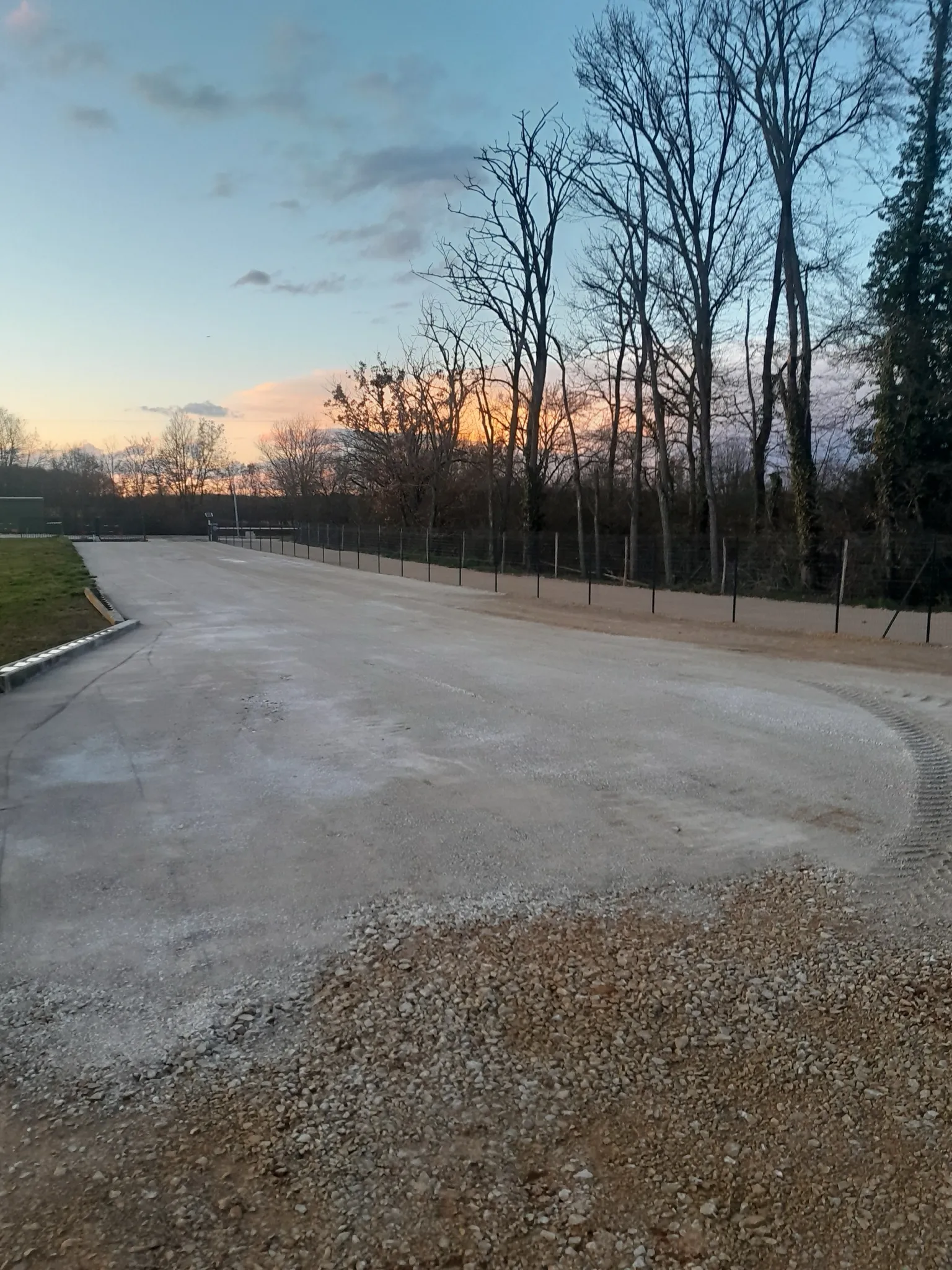 Chemin d'accès et clôture à Fronton, vue 2 du chantier