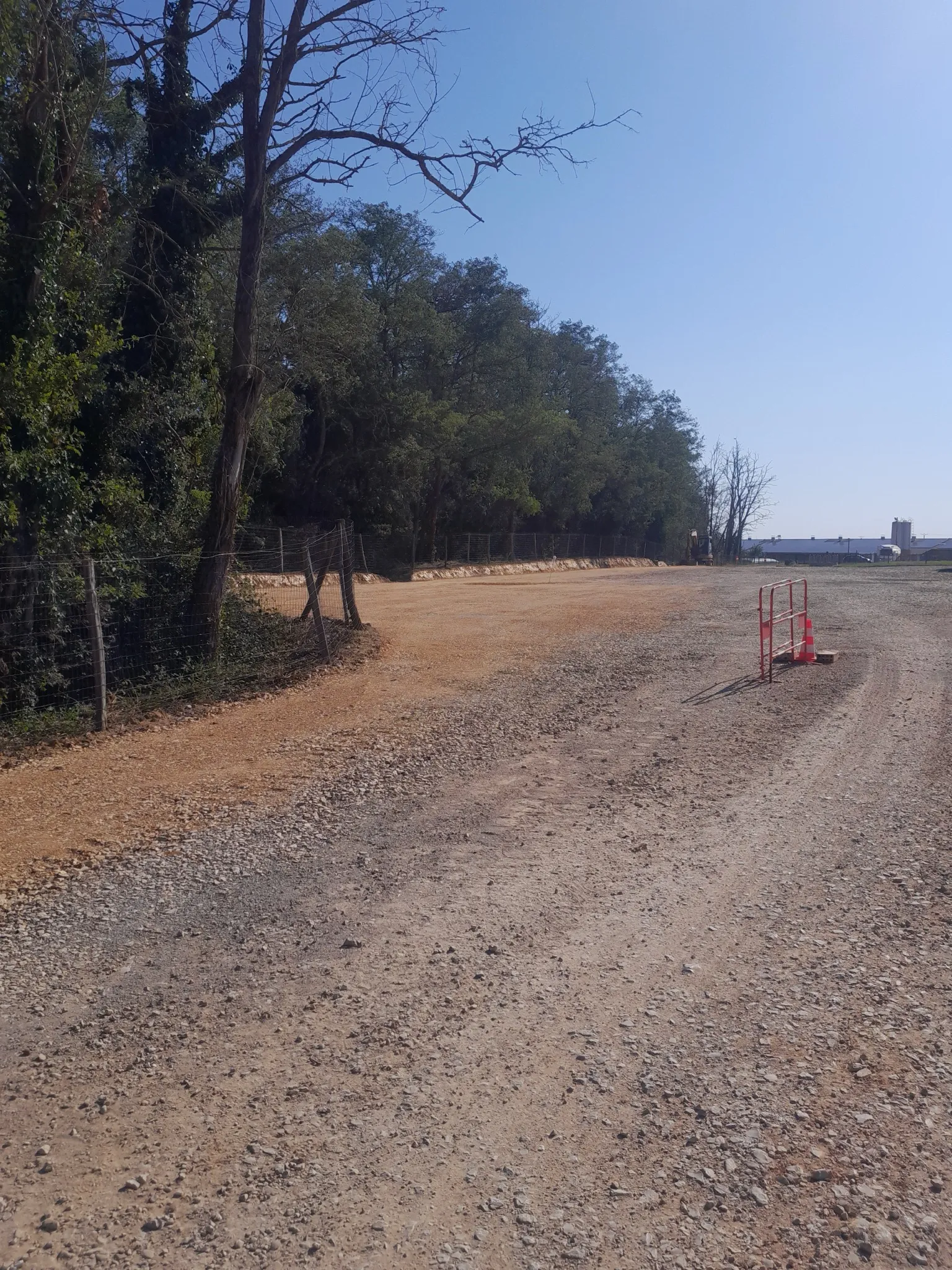 Chemin d'accès et clôture à Fronton, vue 5 du chantier