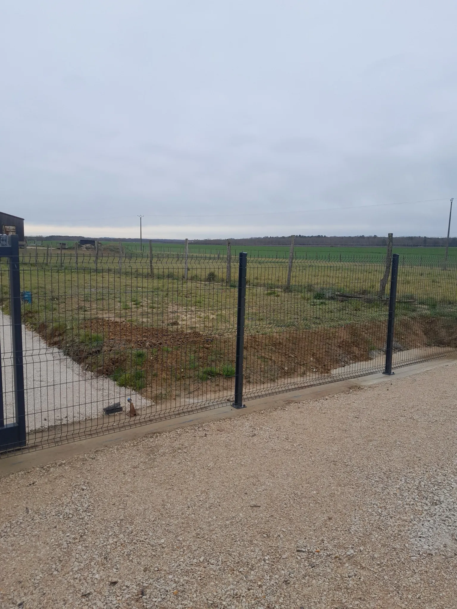 Pose de clôture à Fronton, vue 2 du chantier