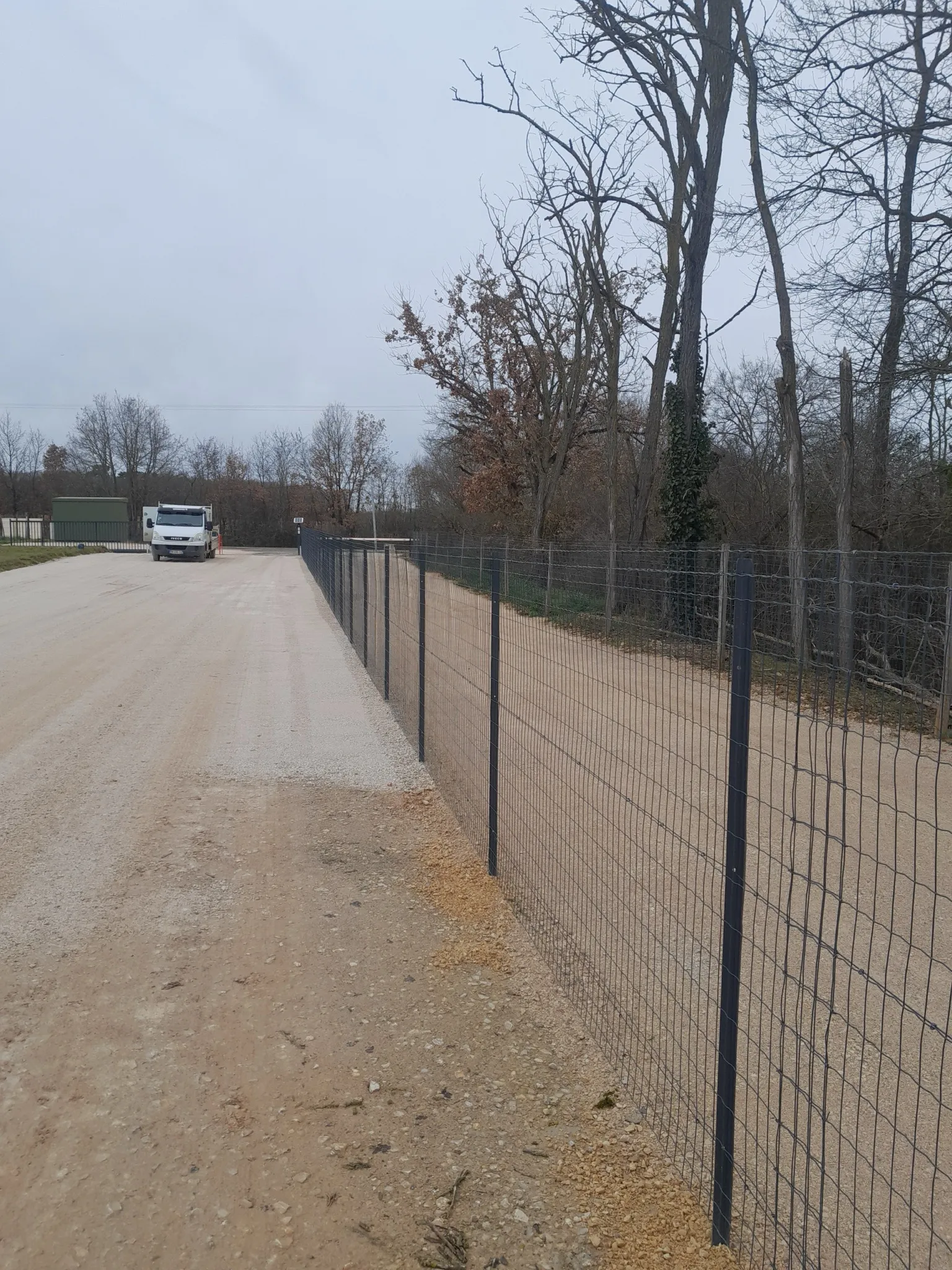 Pose de clôture à Fronton, vue 3 du chantier